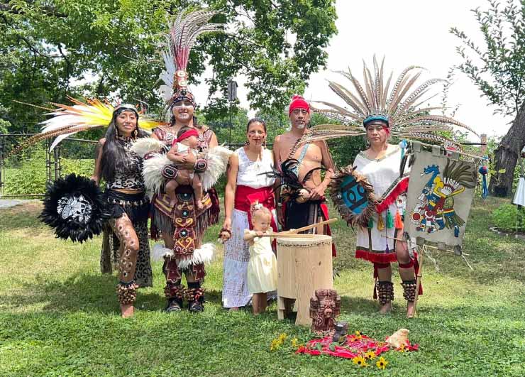 Cem Anahuac Cenyelistli – ceremonial Mexican dance group